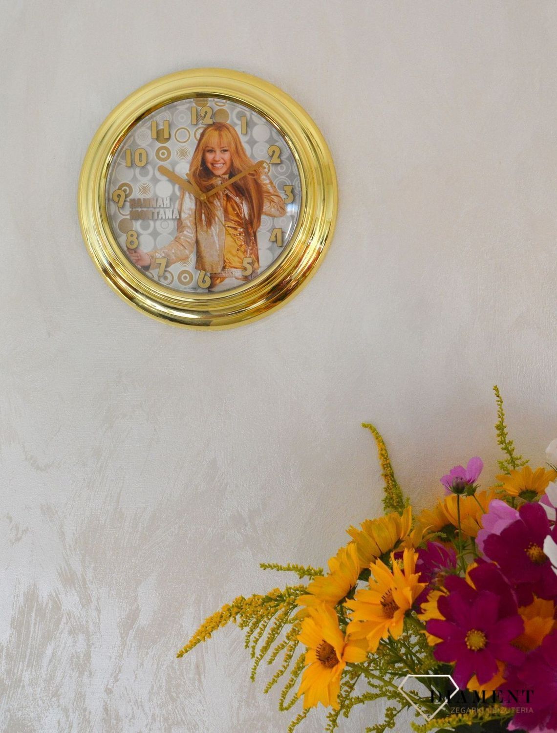 Zegar ścienny dla dziewczynki Disney 'Hannah Montana'  H257710 z kolekcji zegary ścienne dla dziewczynki. Zegary dla dziewczynki na ścianę. Zegary na ścianę dla dziecka w kolorze złotym (1).JPG